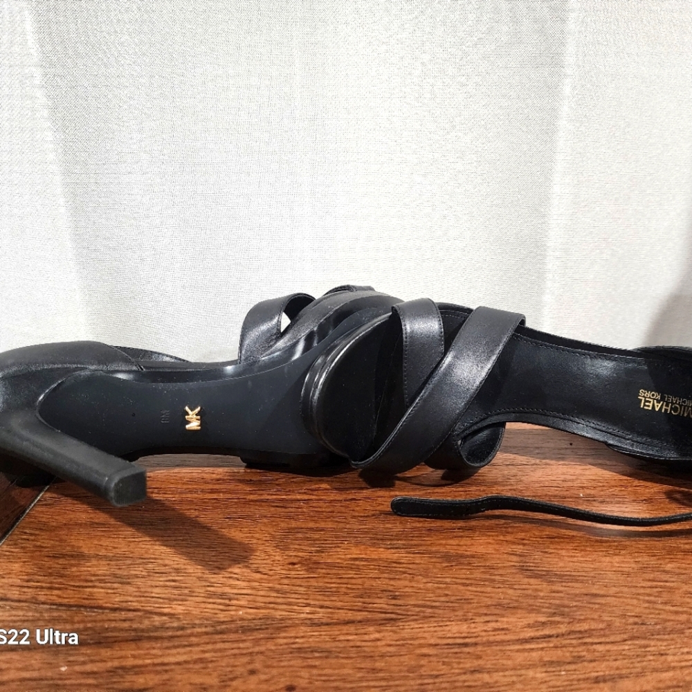 Michael Kors Size 8  Black